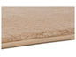Tapis de bain beige à poils doux.