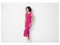 Robe midi rose fuchsia et baskets blanches.