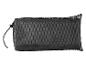 Tapis de yoga et accessoires dans un sac en filet noir.