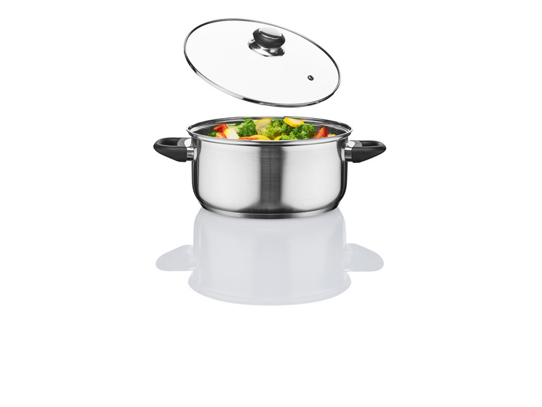 Une casserole avec des légumes cuits et un couvercle en verre.