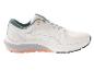 Des chaussures de course blanches avec des détails orange.