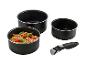 Trois casseroles noires, une remplie de pâtes, et une poignée amovible.