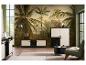 Salon avec papier peint jungle, armoires noires et blanches et fauteuil vert.