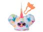Peluche Owleez arc-en-ciel avec accessoire.