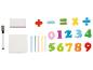 Blocs-notes, marqueur effaçable, craies et chiffres colorés pour apprendre les maths.