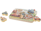 Puzzle en bois avec motifs de véhicules et paysage urbain.