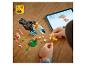 Enfant construit des modèles LEGO d'un toucan et d'une fleur, suivant les instructions sur une tablette.