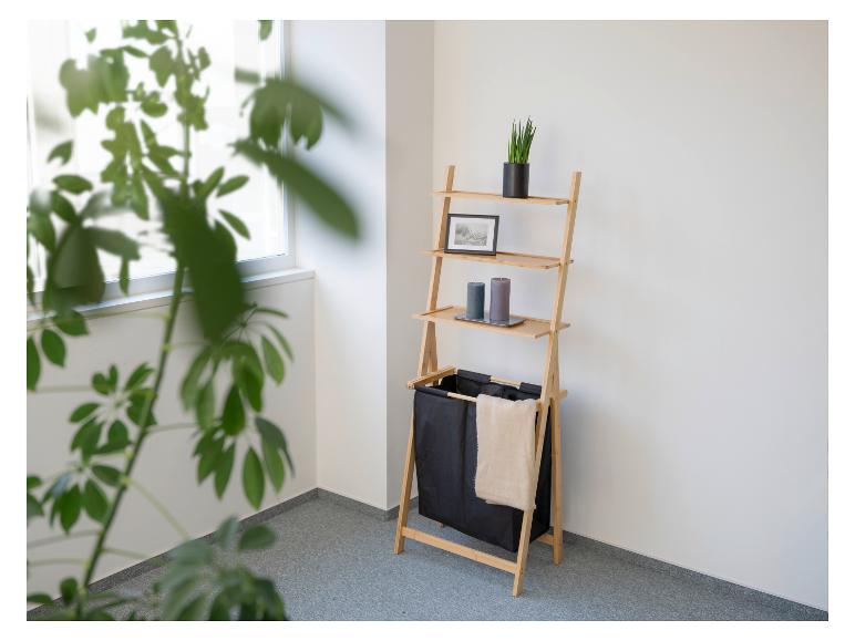Une étagère en bois élégante avec un panier à linge, décorée de bougies et d'une plante en pot.