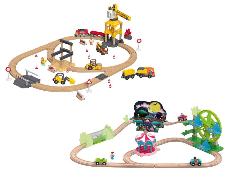 Deux ensembles de train jouet en bois : un chantier de construction et un parc d'attractions.