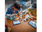 Deux enfants construisent un aéroport et un avion en jouet sur une table à l'aide de tablettes.