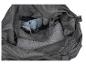Un sac de voyage gris avec une montre, des articles de toilette et des vêtements