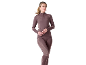 Femme en ensemble de sport marron avec haut à manches longues et leggings