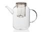 Une théière en verre avec un infuseur à thé en vrac.