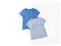 Deux t-shirts pour enfants : un bleu uni et un bleu clair avec toucan.