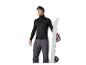 Homme en équipement de snowboard noir et gris, tenant un snowboard blanc.
