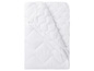 Une couette blanche avec un motif en losanges.