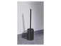 Une brosse de toilette noire avec support sur un carrelage gris.