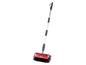 Une brosse rouge avec un manche télescopique pour nettoyer les voitures.