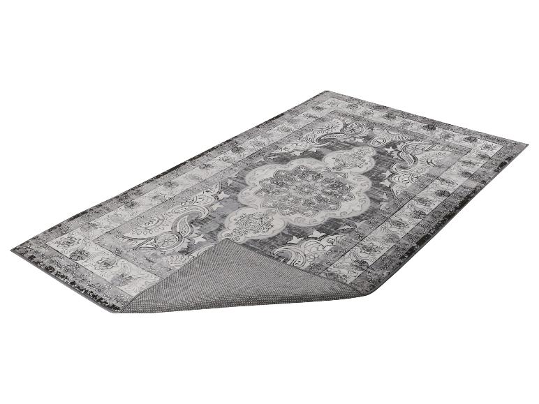 Tapis gris à motifs floraux.