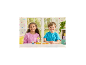 Deux enfants souriants avec des jouets de chariot de desserts et de figurines d'animaux.