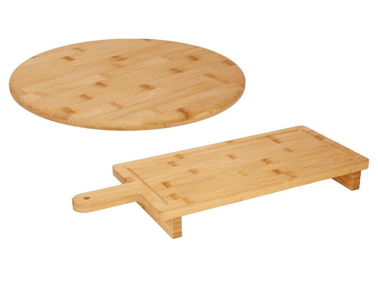 Deux planches à découper en bambou, une ronde et une rectangulaire avec poignée.