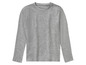 Un t-shirt gris à manches longues.