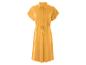 Une robe jaune avec des boutons et un lacet.