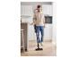 Un homme utilise un aspirateur pour nettoyer le sol dans une cuisine moderne.