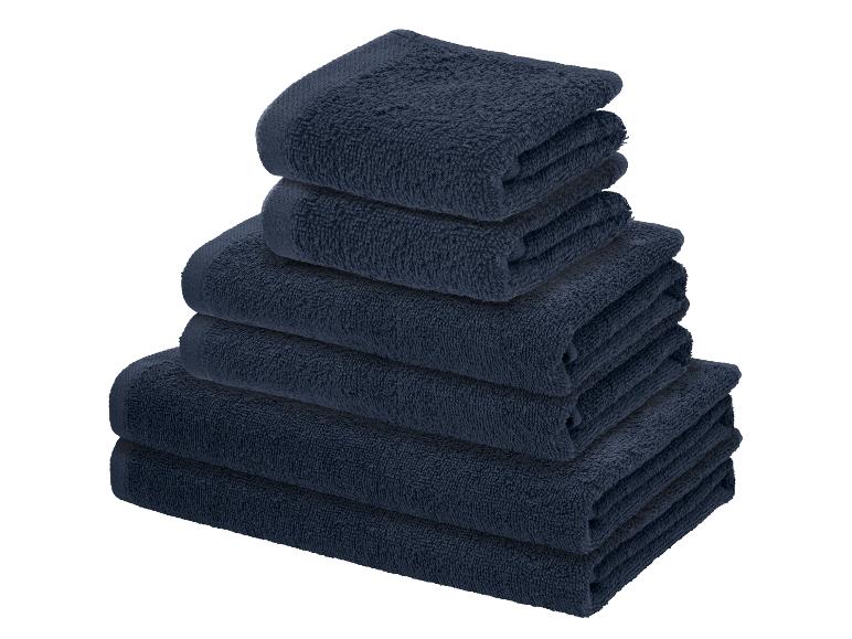 Pile de serviettes bleu foncé pliées de différentes tailles