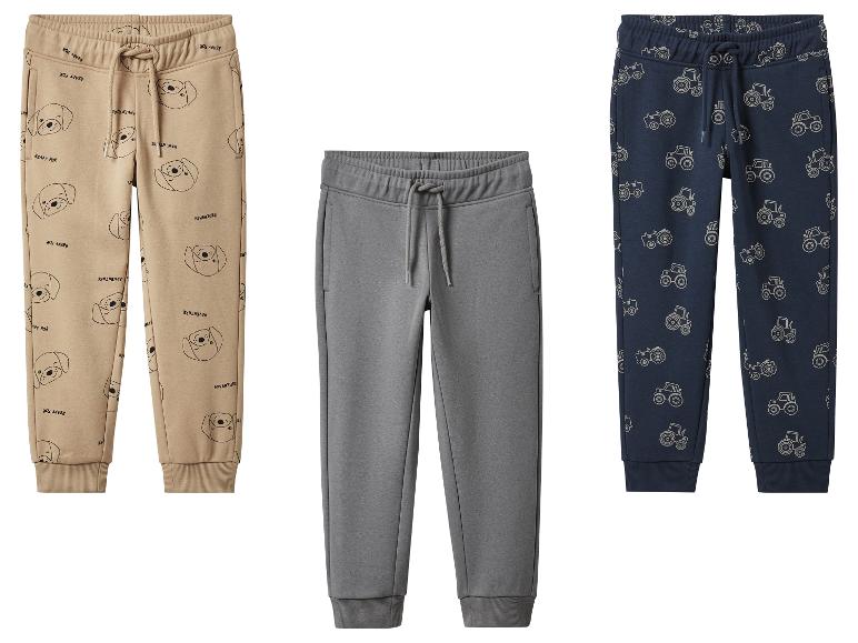 Trois pantalons de jogging pour enfants avec différents imprimés.