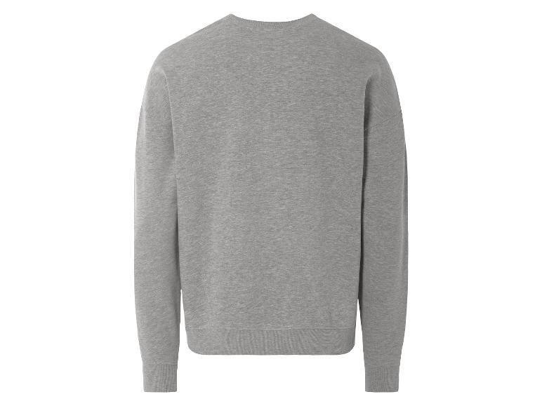Un pull gris à manches longues.