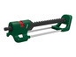 Un arroseur de jardin vert Parkside avec une portée réglable.