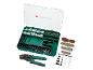 Un kit d'outils de sertissage avec divers connecteurs, broches et fils dans une boîte de rangement.