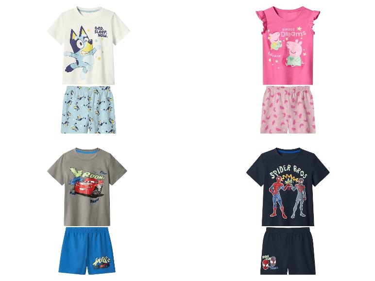 Quatre ensembles de pyjamas pour enfants : deux avec des personnages de dessins animés et deux avec des voitures et des super-héros.