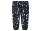 Pantalon de pyjama bleu foncé avec étoiles et lunes blanches.