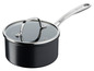 Une casserole noire avec un couvercle en verre de Jamie Oliver.