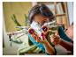 Enfant tient un jouet LEGO Star Wars X-wing Starfighter.