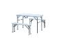 Table de camping pliante et deux bancs en blanc.