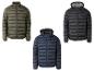 Trois vestes matelassées de couleurs différentes : vert olive, noir et bleu marine.