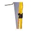 Montage d'une tente : tissu gris, poteaux jaunes et attaches noires.