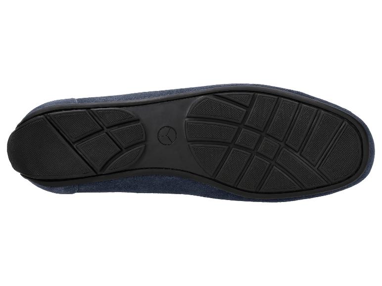 Semelle antidérapante d'une chaussure mocassin bleu foncé.