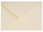 Enveloppe fermée de couleur crème sur fond blanc