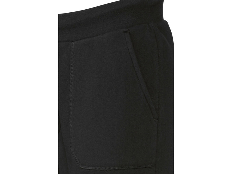 Pantalon de survêtement noir avec des poches.