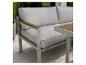 Canapé de jardin gris avec accoudoirs en bois et table basse assortie sur une terrasse
