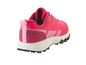Une chaussure de sport rose avec une semelle blanche et des crampons noirs.