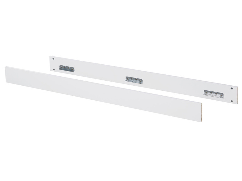 Deux barrières de lit blanches pour un lit d'enfant.