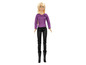 Une poupée avec de longs cheveux blonds, un pull violet et des bottes noires.