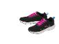 Une paire de chaussures de sport noires avec des lacets rose fuchsia et des accents bleus.