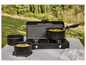 Un réchaud de camping avec des casseroles et des poêles prêtes à cuisiner en plein air.