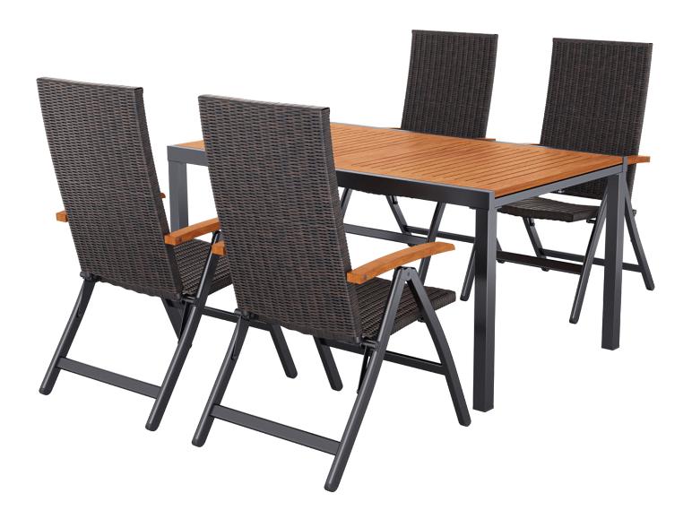 Mobilier de jardin avec une table en bois et métal et quatre chaises en rotin avec accoudoirs en bois.